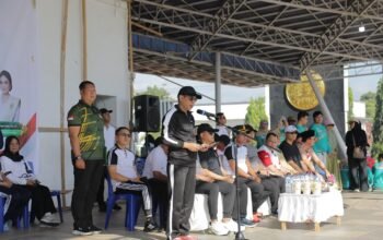 Wali Kota Kotamobagu Weny Gaib memimpin Gerakan Pembagian 10 Juta Bendera Merah Putih dalam rangka menyambut Hari Ulang Tahun ke-81 Kemerdekaan Republik Indonesia. (Foto: Humas)