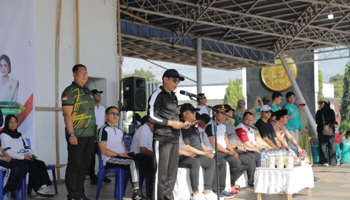 Jelang HUT ke-81 RI, Wali Kota Weny Gaib Pimpin Pembagian Bendera Merah Putih