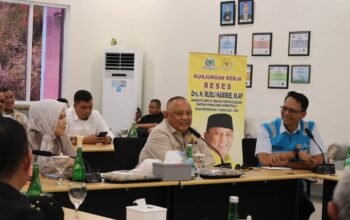 Anggota DPR RI Rusli Habibie bersama Wakil Gubernur Gorontalo Idah Syahidah memberikan arahan dalam diskusi bersama Manager PLN Nusantara Power Unit Pembangkitan Gorontalo Hubertus Tri Adi Nugroho terkait kesiapan pembangkit dan keandalan listrik di Gorontalo/Hibata.id