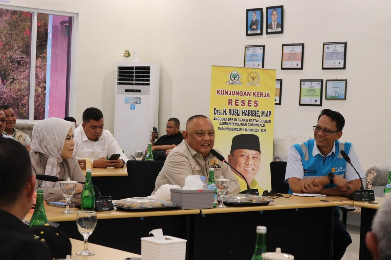 Anggota DPR RI Rusli Habibie bersama Wakil Gubernur Gorontalo Idah Syahidah memberikan arahan dalam diskusi bersama Manager PLN Nusantara Power Unit Pembangkitan Gorontalo Hubertus Tri Adi Nugroho terkait kesiapan pembangkit dan keandalan listrik di Gorontalo/Hibata.id