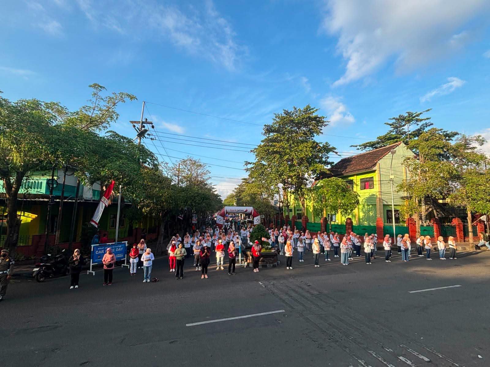 DWP Trenggalek menggelar senam sehat di CFD untuk menjaga kebugaran warga sekaligus mengajak masyarakat mendukung UMKM lokal/Hibata.id
