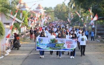 Bupati Bolmut Sirajudin Lasena didampingi sejumlah pimpinan OPD berjalan sehat bersama ribuan warga Bintauna. (Foto: Humas)