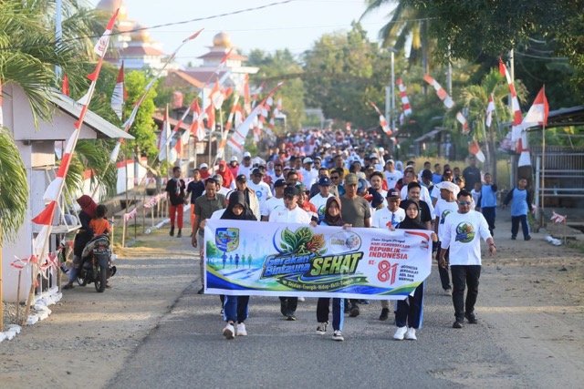 Bupati Bolmut Sirajudin Lasena didampingi sejumlah pimpinan OPD berjalan sehat bersama ribuan warga Bintauna. (Foto: Humas)