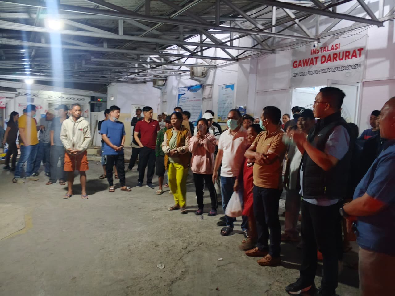 Wali Kota Kotamobagu Weny Gaib bersama Wakil Wali Kota Rendy Virgiawan Mangkat dan jajaran Forum Koordinasi Pimpinan Daerah (Forkopimda) memantau langsung penanganan korban kecelakaan dalam ajang drag race di Kelurahan Upai, Kecamatan Kotamobagu Utara. (Foto: Humas)