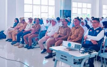 Bupati Buton Tengah (Buteng) Azhari saat mengunjungi SNT Buteng pada hari pertama pelaksanaan Masa Pengenalan Lingkungan Sekolah (MPLS) angkatan pertama, Senin, 10 Agustus 2026. (Foto: Humas)