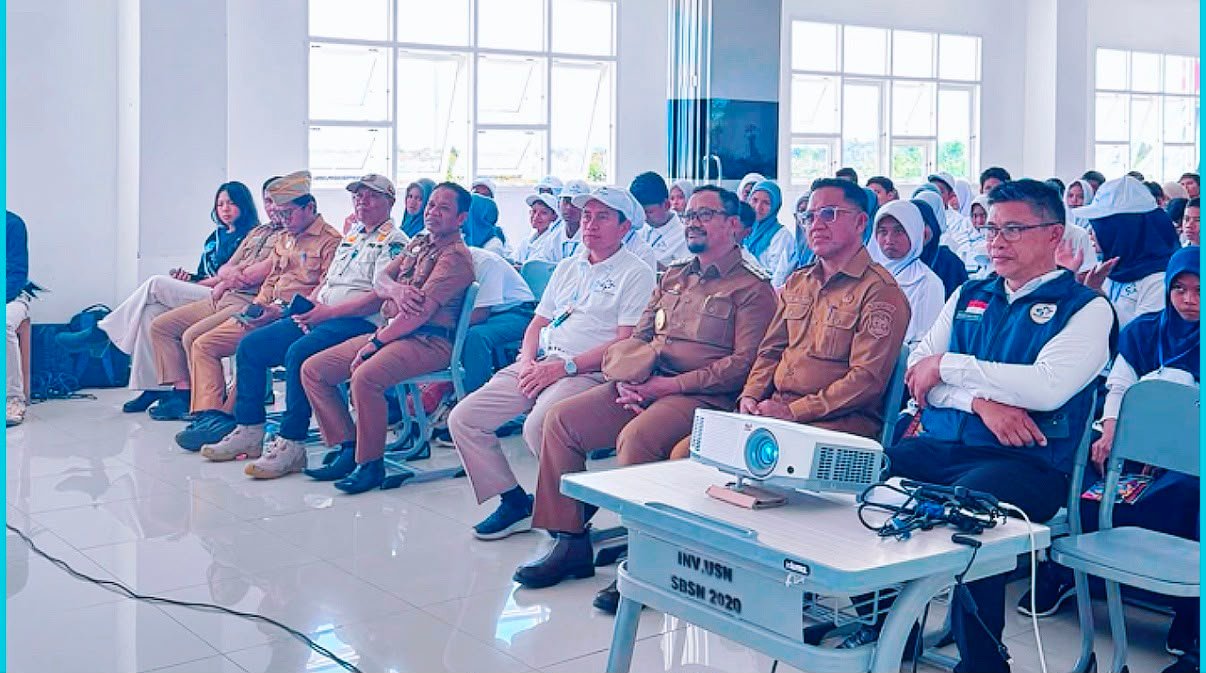 Bupati Buton Tengah (Buteng) Azhari saat mengunjungi SNT Buteng pada hari pertama pelaksanaan Masa Pengenalan Lingkungan Sekolah (MPLS) angkatan pertama, Senin, 10 Agustus 2026. (Foto: Humas)