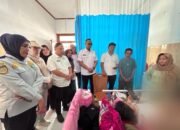 Sekretaris Daerah Kota Kotamobagu, Sofyan Mokoginta, mengunjungi sejumlah pasien korban kecelakaan dalam kegiatan Drag Race. (Foto: Humas)