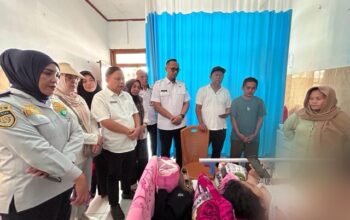 Sekretaris Daerah Kota Kotamobagu, Sofyan Mokoginta, mengunjungi sejumlah pasien korban kecelakaan dalam kegiatan Drag Race. (Foto: Humas)