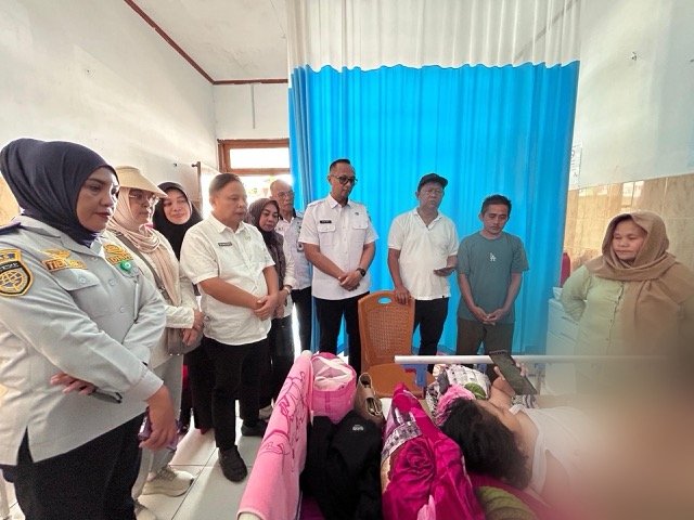 Sekretaris Daerah Kota Kotamobagu, Sofyan Mokoginta, mengunjungi sejumlah pasien korban kecelakaan dalam kegiatan Drag Race. (Foto: Humas)