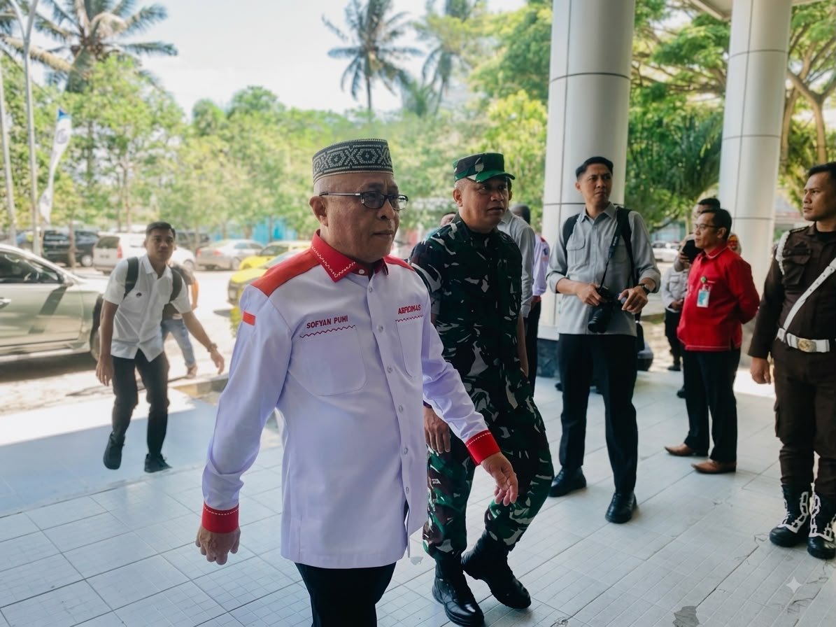 Bupati Kabupaten Gorontalo Sofyan Puhi saat menghadiri pengukuhan pengurus Dewan Pimpinan Daerah (DPD) dan Dewan Pimpinan Cabang (DPC) Asosiasi Badan Permusyawaratan Desa Nasional (ABPEDNAS) serta Srikandi Jaga Desa se-Provinsi Gorontalo di Auditorium Universitas Negeri Gorontalo (UNG), Rabu, 12 Agustus 2026. (Foto: Randa/Hibata.id)