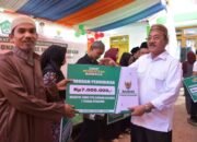 Bupati Boalemo Rum Pagau menyerahkan bantuan BAZNAS kepada mustahik dan mengapresiasi peran lembaga tersebut dalam membantu masyarakat yang membutuhkan/Hibata.id
