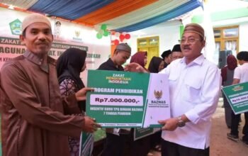 Bupati Boalemo Rum Pagau menyerahkan bantuan BAZNAS kepada mustahik dan mengapresiasi peran lembaga tersebut dalam membantu masyarakat yang membutuhkan/Hibata.id