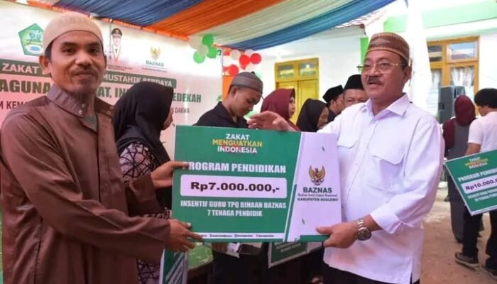 Bupati Boalemo Serahkan Bantuan BAZNAS kepada Mustahik