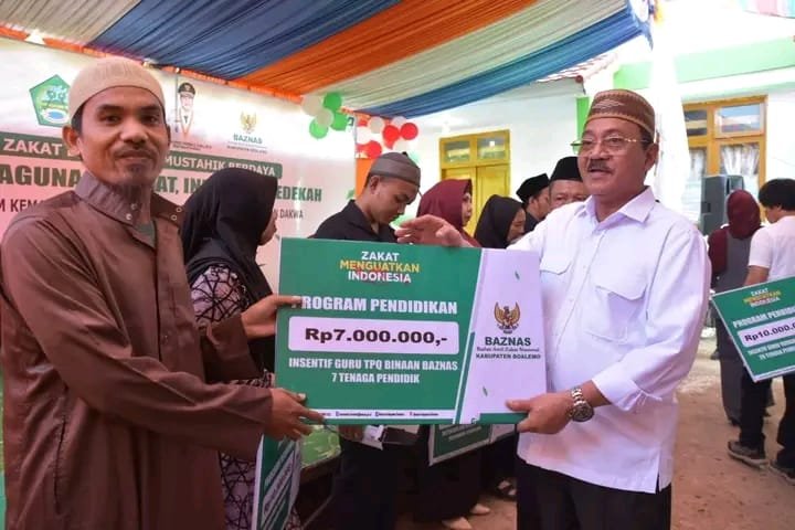 Bupati Boalemo Rum Pagau menyerahkan bantuan BAZNAS kepada mustahik dan mengapresiasi peran lembaga tersebut dalam membantu masyarakat yang membutuhkan/Hibata.id