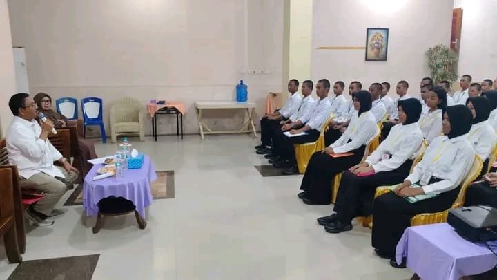 Bupati Boalemo Rum Pagau memberikan arahan kepada peserta Paskibraka saat mengikuti pemusatan pendidikan dan pelatihan di Hotel Citra Ayu, Kamis (13/8/2026)/Hibata.id