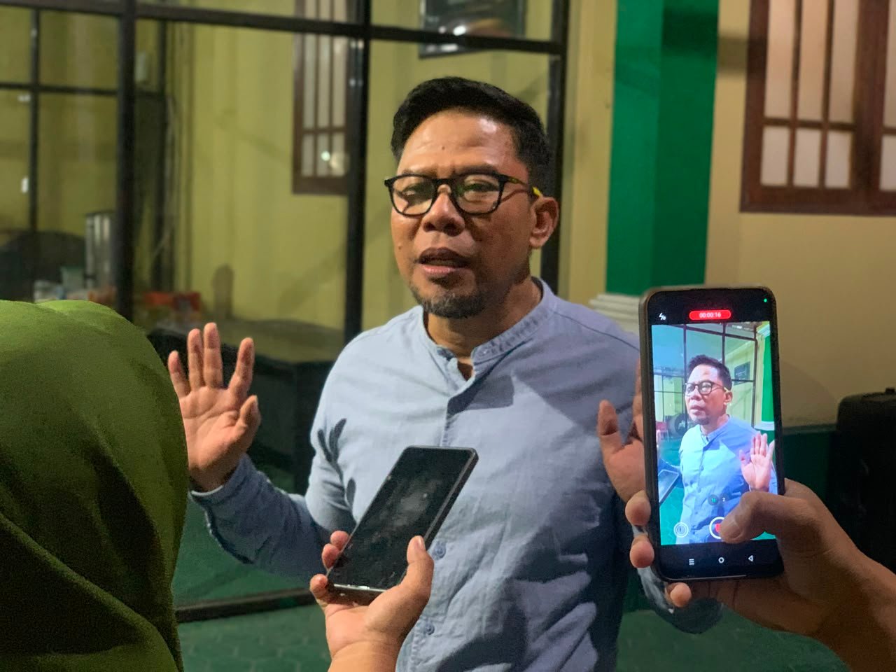 Mantan anggota Komisi I DPRD Provinsi Gorontalo Irwan Mamesah saat menjalani pemeriksaan di Kejati Gorontalo, Jumat (14/8/2026)/Hibata.id