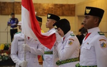 Wakil Wali Kota Kotamobagu Rendy Virgiawan Mangkat mengukuhkan anggota Pasukan Pengibar Bendera Pusaka (Paskibraka) Kota Kotamobagu Tahun 2026 di Ballroom Sutanraja Hotel, Kotamobagu, Jumat, 14 Agustus 2026. (Foto: Humas)