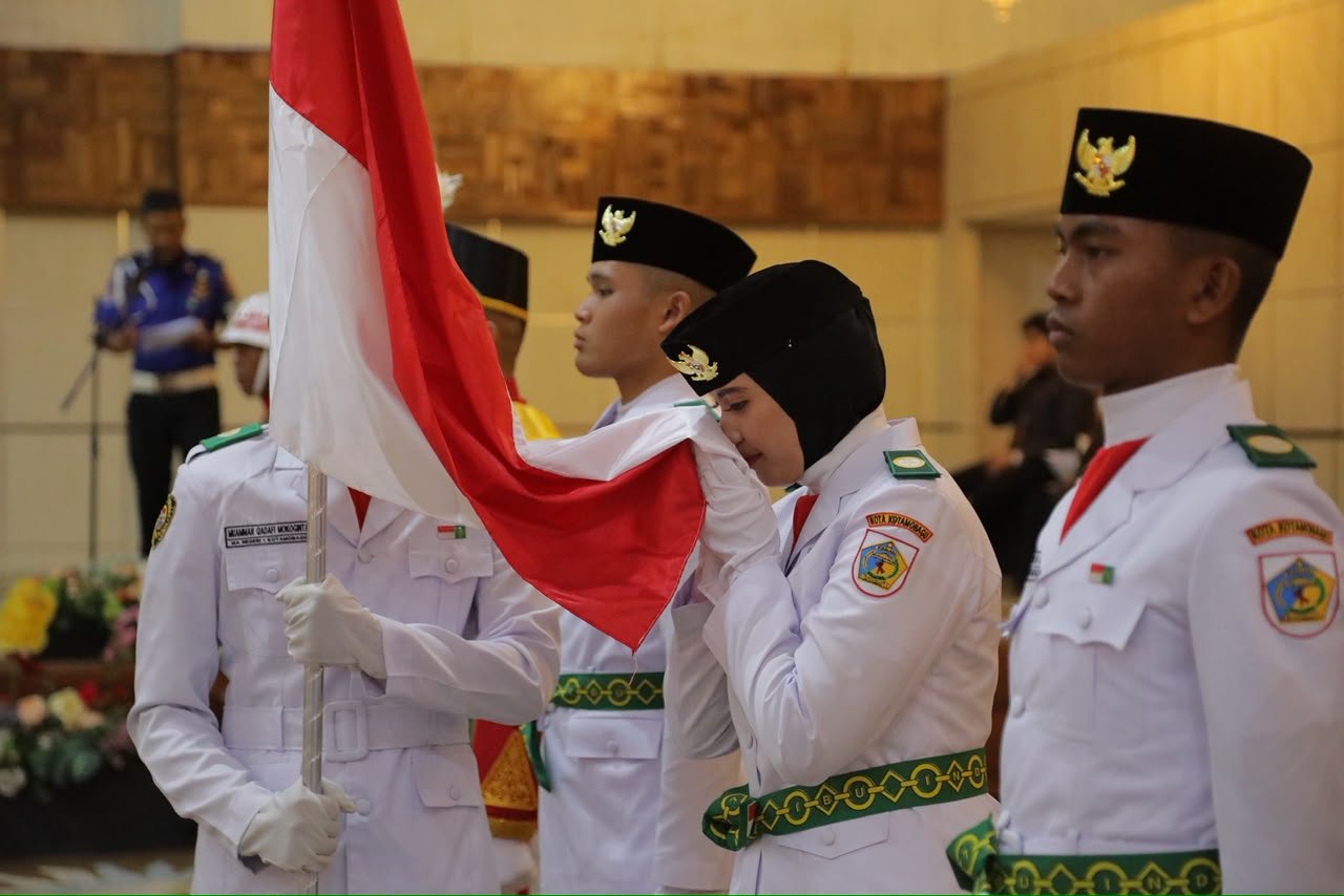 Wakil Wali Kota Kotamobagu Rendy Virgiawan Mangkat mengukuhkan anggota Pasukan Pengibar Bendera Pusaka (Paskibraka) Kota Kotamobagu Tahun 2026 di Ballroom Sutanraja Hotel, Kotamobagu, Jumat, 14 Agustus 2026. (Foto: Humas)
