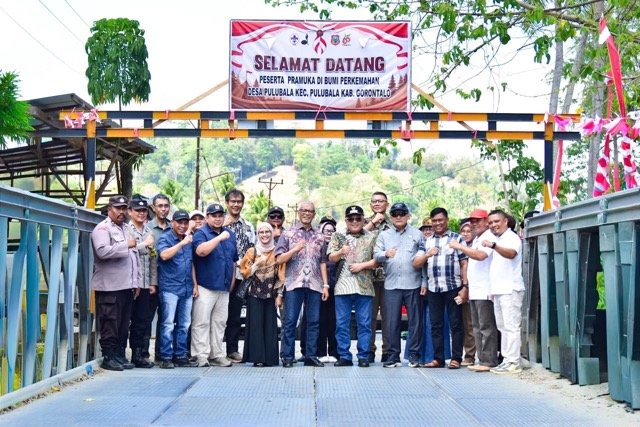 Akses warga Desa Pulubala, Kecamatan Pulubala, Kabupaten Gorontalo, kembali terbuka setelah Jembatan Bailey bantuan PT Pani Gold Mine mulai digunakan.. (Foto: Humas)