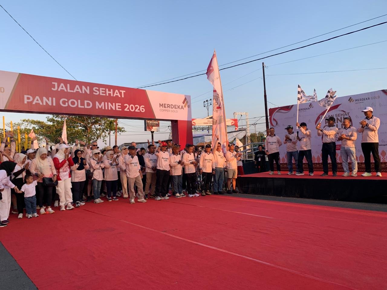 Ribuan karyawan dan keluarga Pani Gold Mine mengikuti jalan sehat dalam rangka memeriahkan Hari Ulang Tahun (HUT) ke-81 Kemerdekaan Republik Indonesia di Kabupaten Pohuwato, Gorontalo, Ahad, 16 Agustus 2026. (Foto: Istw)