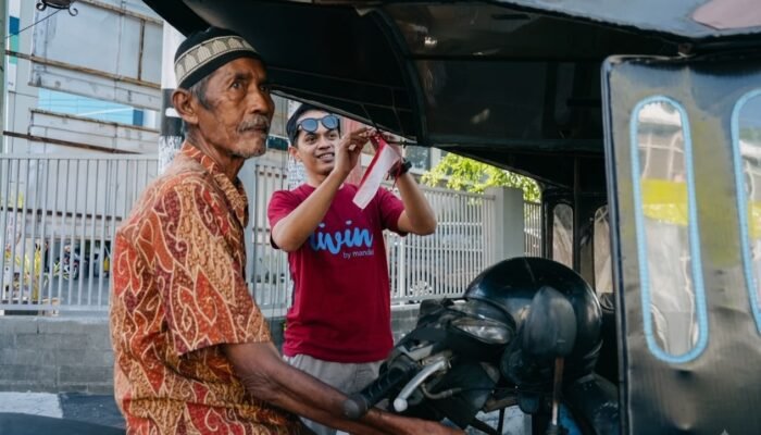 Jelang HUT ke-81 RI, Bank Mandiri dan SMSI Gorontalo Bagikan 810 Bendera Merah Putih