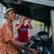 Bank Mandiri Cabang Gorontalo bersama Serikat Media Siber Indonesia (SMSI) Provinsi Gorontalo membagikan 810 bendera Merah Putih kepada masyarakat, Ahad, 16 Agustus 2026. (Foto: Humas)