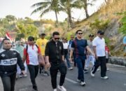Wakil Bupati Gorontalo Tonny S. Junus saat aat melepas peserta jalan sehat dalam rangkaian Karnaval Pemuda ke-8 Tahun 2026 di Desa Botubulowe, Kecamatan Dungaliyo, Minggu, 16 Agustus 2026. (Foto: Humas)