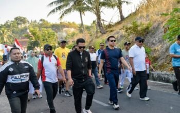 Wakil Bupati Gorontalo Tonny S. Junus saat aat melepas peserta jalan sehat dalam rangkaian Karnaval Pemuda ke-8 Tahun 2026 di Desa Botubulowe, Kecamatan Dungaliyo, Minggu, 16 Agustus 2026. (Foto: Humas)