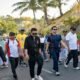Wakil Bupati Gorontalo Tonny S. Junus saat aat melepas peserta jalan sehat dalam rangkaian Karnaval Pemuda ke-8 Tahun 2026 di Desa Botubulowe, Kecamatan Dungaliyo, Minggu, 16 Agustus 2026. (Foto: Humas)