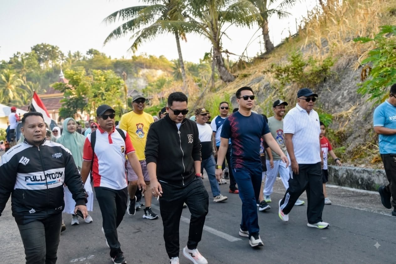 Wakil Bupati Gorontalo Tonny S. Junus saat aat melepas peserta jalan sehat dalam rangkaian Karnaval Pemuda ke-8 Tahun 2026 di Desa Botubulowe, Kecamatan Dungaliyo, Minggu, 16 Agustus 2026. (Foto: Humas)