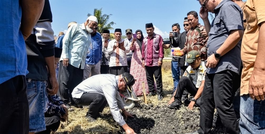 Bupati Gorontalo Sofyan Puhi saat melakukan peletakan batu pertama pembangunan masjid tersebut, Sabtu, 16 Agustus 2026. (Foto: Humas)