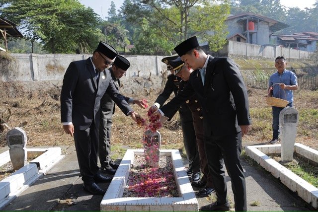 Wali Kota Kotamobagu Weny Gaib bersama Wakil Wali Kota Rendy Virgiawan Mangkat dan jajaran Forum Koordinasi Pimpinan Daerah (Forkopimda) mengikuti Upacara Ziarah Nasional di Taman Makam Pahlawan (TMP) Mongkonai Barat, Minggu, 16 Agustus 2026. (Foto: Humas)
