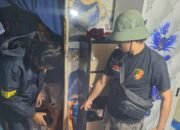Tim URC Resmob Satreskrim Polres Pohuwato mengamankan seorang pria berinisial AK alias M, 31 tahun, yang diduga menganiaya seorang warga menggunakan senjata tajam jenis pisau badik. (Foto: Polisi)