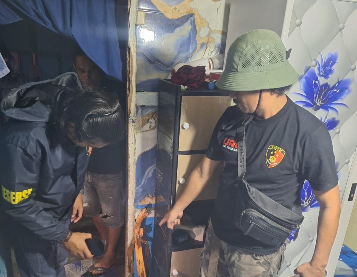 Tim URC Resmob Satreskrim Polres Pohuwato mengamankan seorang pria berinisial AK alias M, 31 tahun, yang diduga menganiaya seorang warga menggunakan senjata tajam jenis pisau badik. (Foto: Polisi)