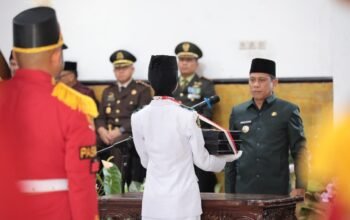 Wali Kota Kotamobagu Weny Gaib dan Wakil Wali Kota Rendy Virgiawan Mangkat memimpin prosesi Pemindahan dan Persemayaman Sang Merah Putih sebagai bagian dari rangkaian peringatan HUT ke-81 Kemerdekaan Republik Indonesia di Kota Kotamobagu, Minggu, 16 Agustus 2026. (Foto: Humas)