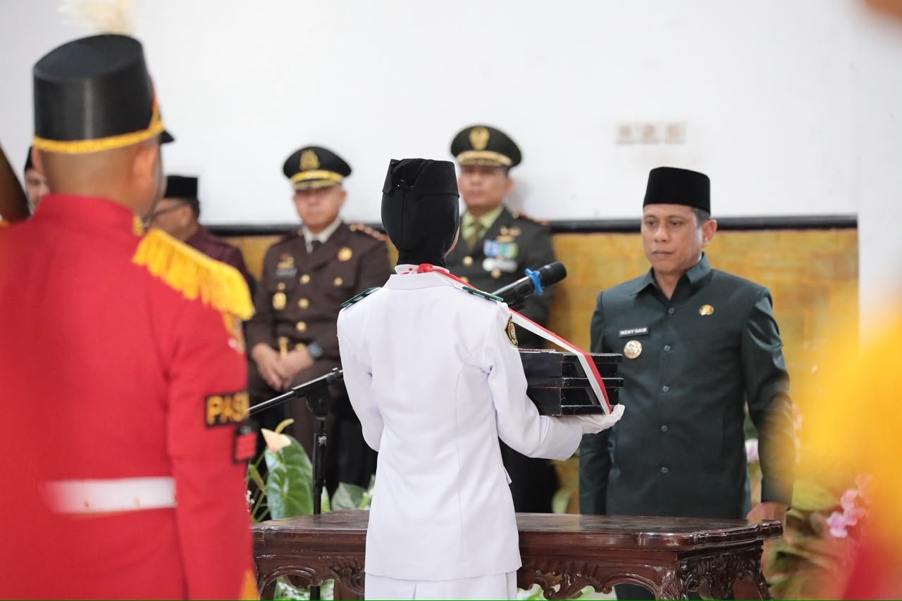 Wali Kota Kotamobagu Weny Gaib dan Wakil Wali Kota Rendy Virgiawan Mangkat memimpin prosesi Pemindahan dan Persemayaman Sang Merah Putih sebagai bagian dari rangkaian peringatan HUT ke-81 Kemerdekaan Republik Indonesia di Kota Kotamobagu, Minggu, 16 Agustus 2026. (Foto: Humas)