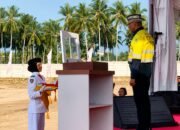 Presiden Direktur PT Merdeka Gold Resources Tbk (MGR) Boyke Poerbaya Abidin ssaat menjadi pembina Upacara HUT ke-81 Kemerdekaan Republik Indonesia yang berlangsung di Kilometer Nol, Pani Gold Mine.