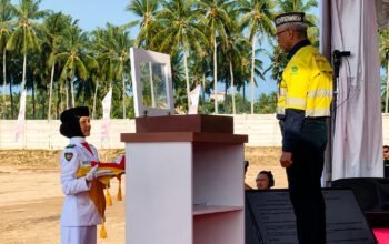 Presiden Direktur PT Merdeka Gold Resources Tbk (MGR) Boyke Poerbaya Abidin ssaat menjadi pembina Upacara HUT ke-81 Kemerdekaan Republik Indonesia yang berlangsung di Kilometer Nol, Pani Gold Mine.