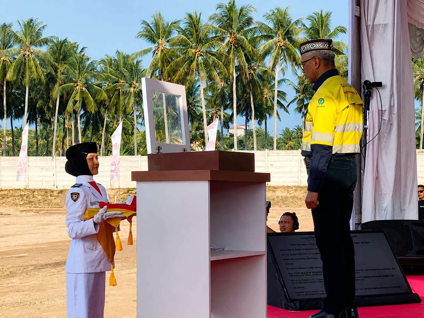 Presiden Direktur PT Merdeka Gold Resources Tbk (MGR) Boyke Poerbaya Abidin ssaat menjadi pembina Upacara HUT ke-81 Kemerdekaan Republik Indonesia yang berlangsung di Kilometer Nol, Pani Gold Mine.