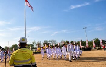Presiden Direktur PT Merdeka Gold Resources Tbk (MGR) Boyke Poerbaya Abidin saat menjadi pembina Upacara HUT ke-81 Kemerdekaan Republik Indonesia di Kilometer Nol, Pani Gold Mine, Kabupaten Pohuwato.