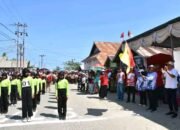Bupati Boalemo Rum Pagau saat saat melepas ratusan pelajar yang mengikuti lomba gerak jalan. (Foto: Hiumas)