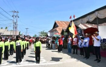Bupati Boalemo Rum Pagau saat saat melepas ratusan pelajar yang mengikuti lomba gerak jalan. (Foto: Hiumas)