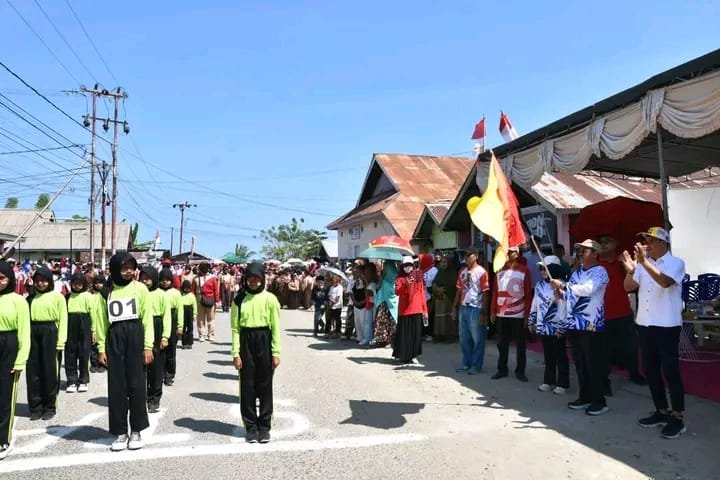Bupati Boalemo Rum Pagau saat saat melepas ratusan pelajar yang mengikuti lomba gerak jalan. (Foto: Hiumas)