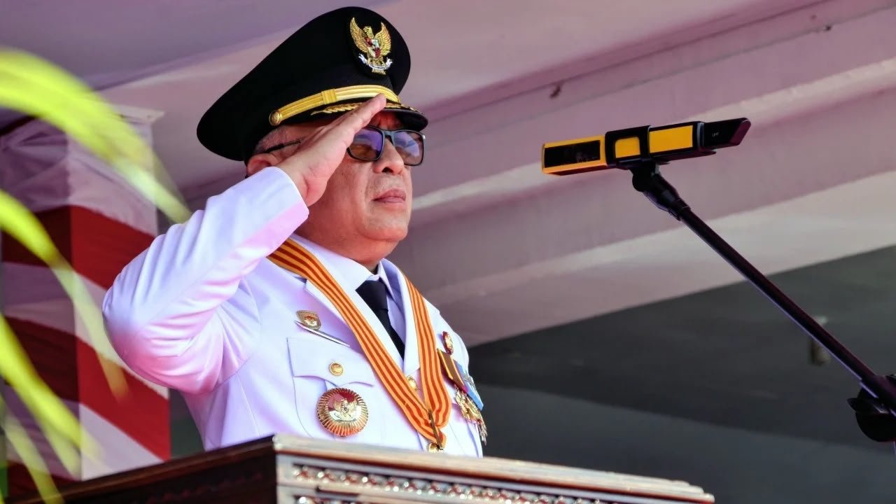 Bupati Gorontalo Sofyan Puhi saat menjadi Inspektur Upacara Detik-Detik Proklamasi HUT ke-81 Kemerdekaan Republik Indonesia di Sport Center Limboto, Kabupaten Gorontalo, Senin, 17 Agustus 2026. (Foto: Humas)