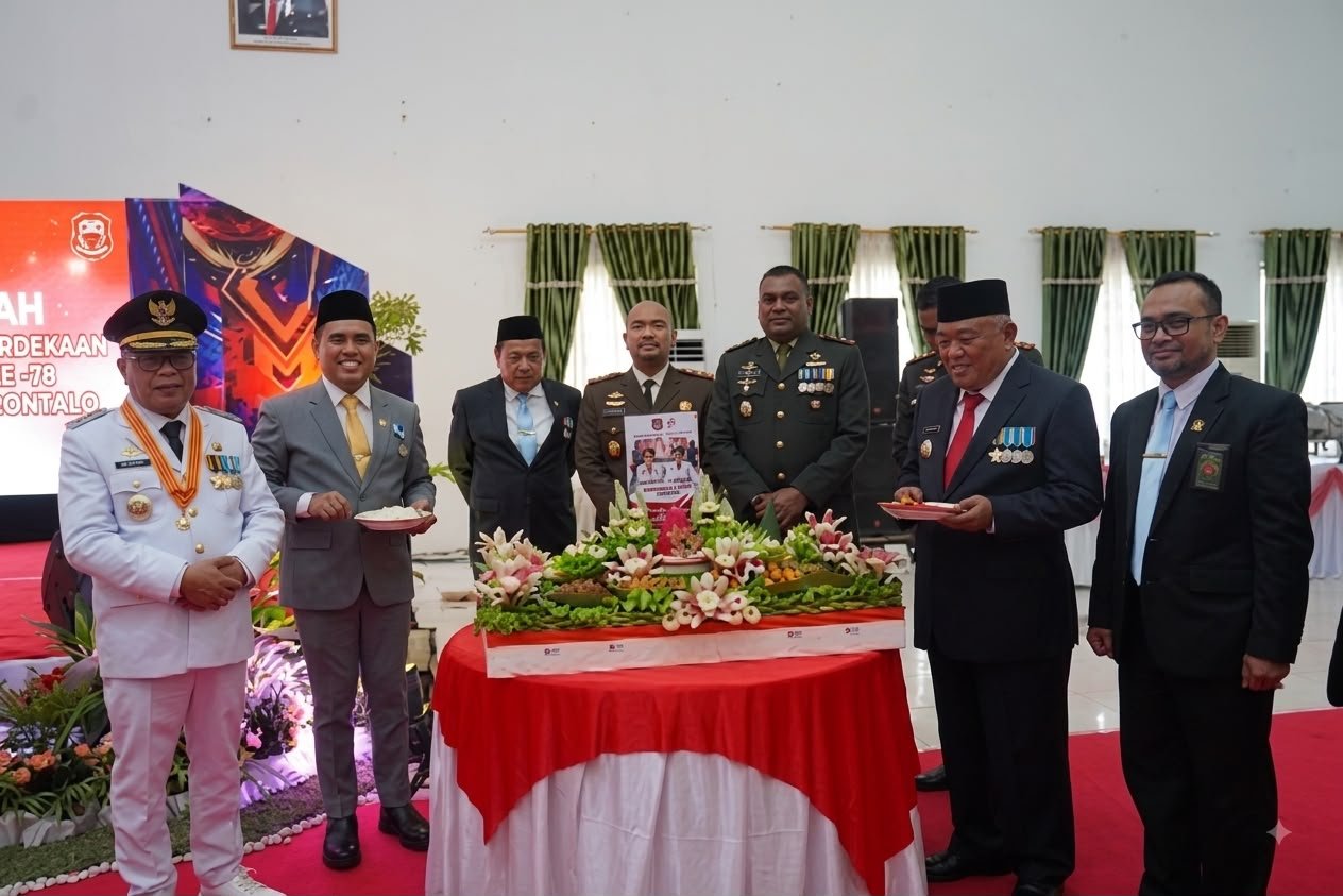 Bupati Gorontalo Sofyan Puhi usai menjadi Inspektur Upacara Detik-Detik Proklamasi HUT ke-81 Kemerdekaan Republik Indonesia di Sport Center Limboto, Kabupaten Gorontalo, Senin, 17 Agustus 2026. (Foto: Humas)