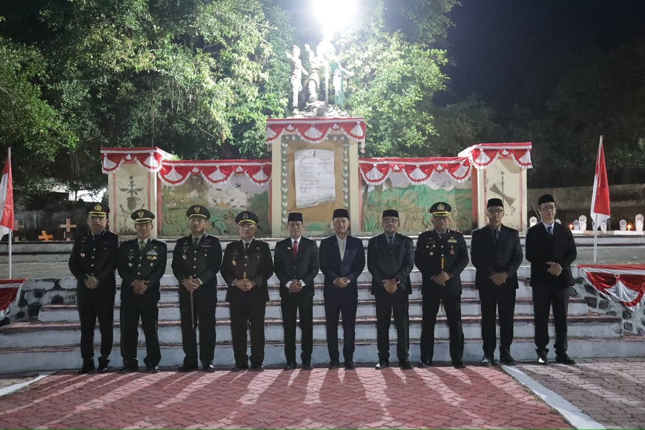 Wali Kota Kotamobagu Weny Gaib bersama Wakil Wali Kota Rendy Virgiawan Mangkat dan jajaran Forum Koordinasi Pimpinan Daerah (Forkopimda) mengikuti Apel Kehormatan dan Renungan Suci dalam rangka memperingati HUT ke-81 Kemerdekaan Republik Indonesia. (Foto: Humas)