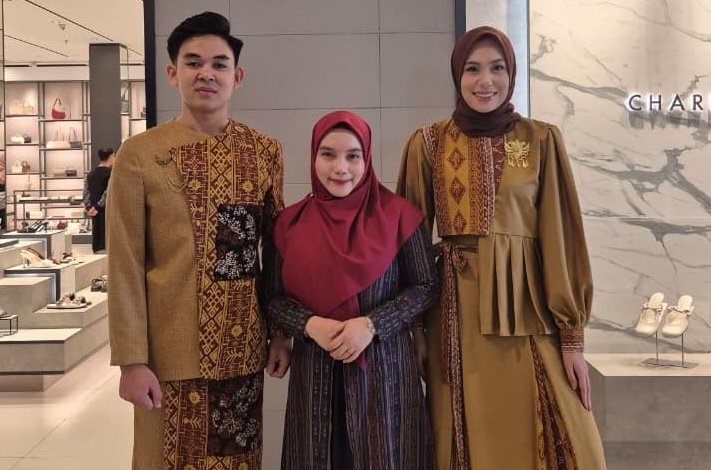 Swarna Mongondow, salah satu koleksi karya Titi Nurmala Kekenusa, sebelum ditampilkan dalam ajang Modest Fashion Professional Competition di Manado Town Square. (Foto: Istw)