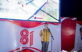 Bupati Buton Tengah Azhari mendorong pemerintah daerah berinovasi di tengah efisiensi anggaran saat resepsi HUT ke-81 RI di Lakudo/Hibata.id