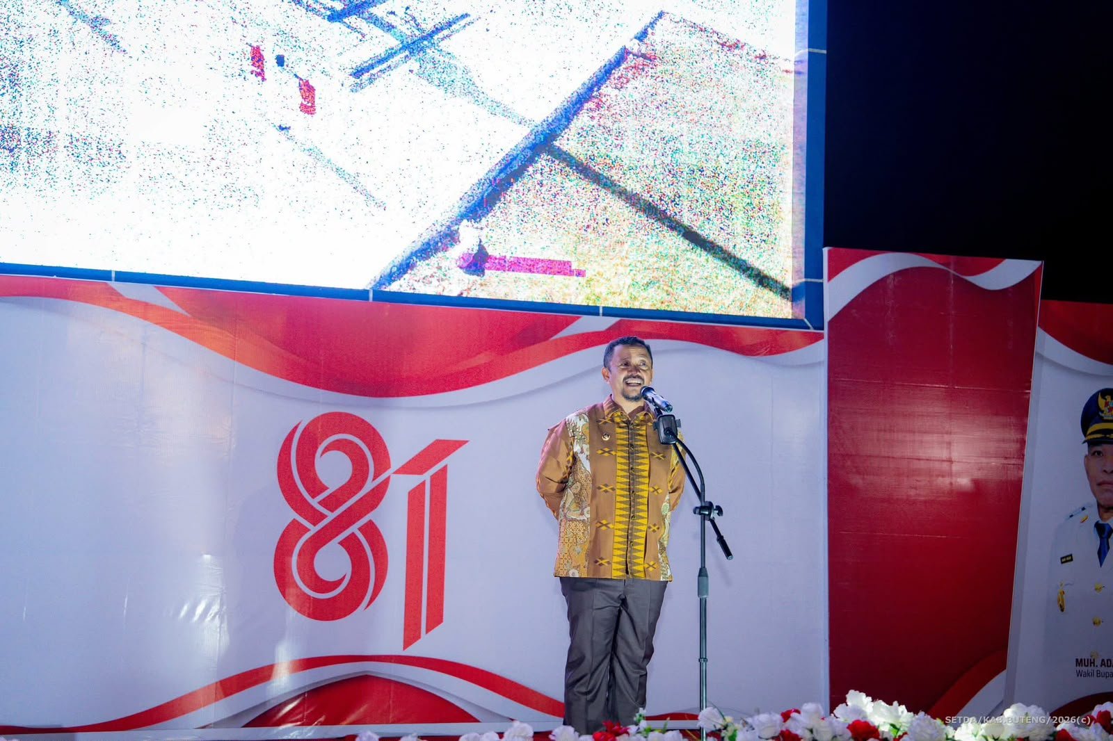Bupati Buton Tengah Azhari mendorong pemerintah daerah berinovasi di tengah efisiensi anggaran saat resepsi HUT ke-81 RI di Lakudo/Hibata.id
