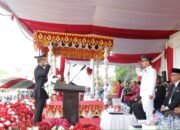 Wakil Wali Kota Kotamobagu, Rendy Virgiawan Mangkat, memimpin upacara penurunan Sang Merah Putih dalam rangka memperingati Hari Ulang Tahun (HUT) ke-81. (Foto:n Humas)